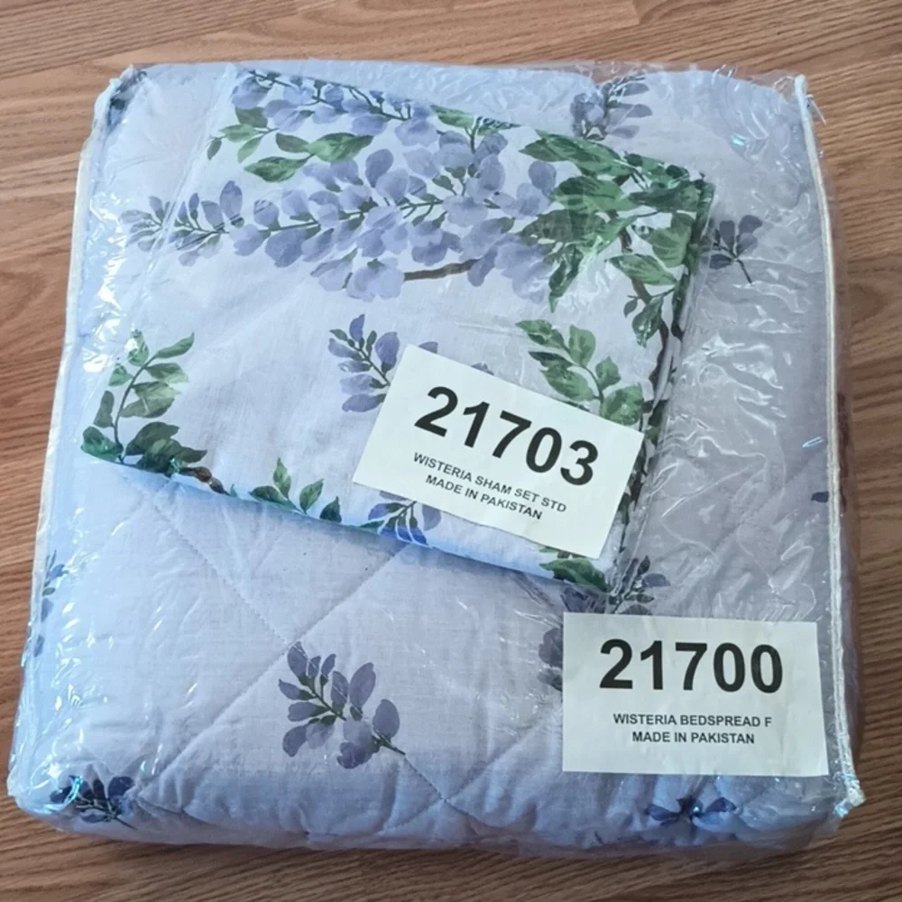 Collections Etc Purple Wisteria Full Bedspread and 2 Pillow Standard Shams